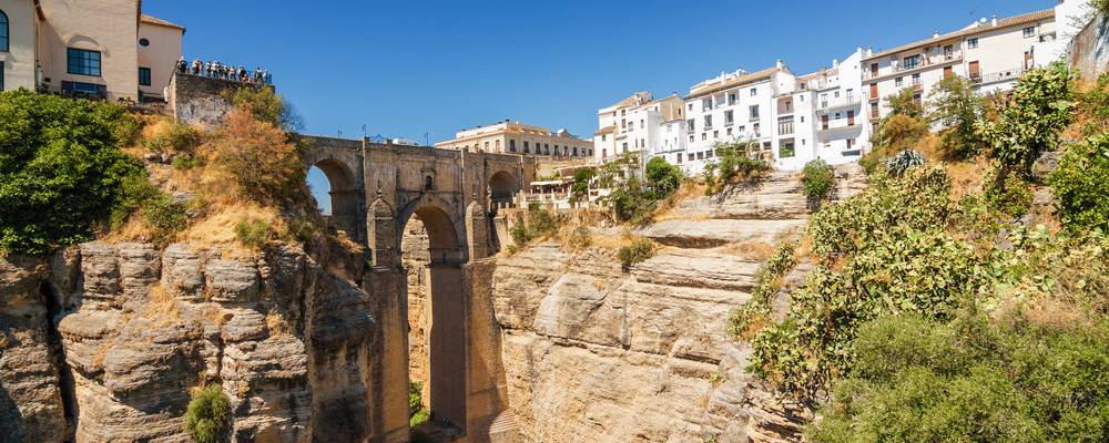 Puente Nuevo and buildings on the cliffside of El 