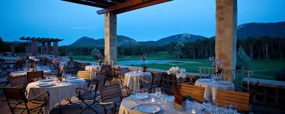 Chateau de Taulane - outside dining 