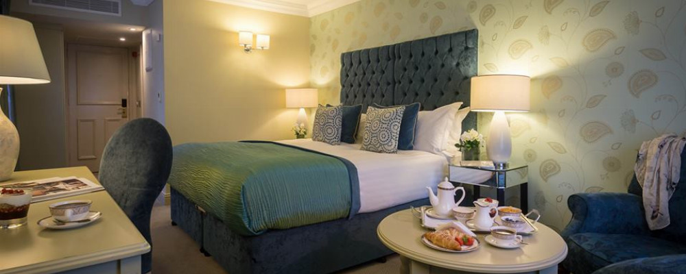 Old Ground Hotel - bedroom 