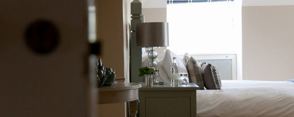 Salutation - bedroom