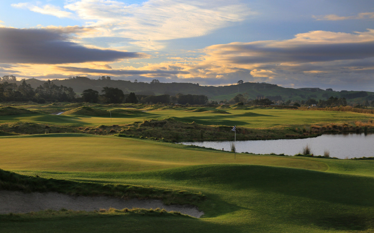Windross Farm Golf Course by Gary Lisbon