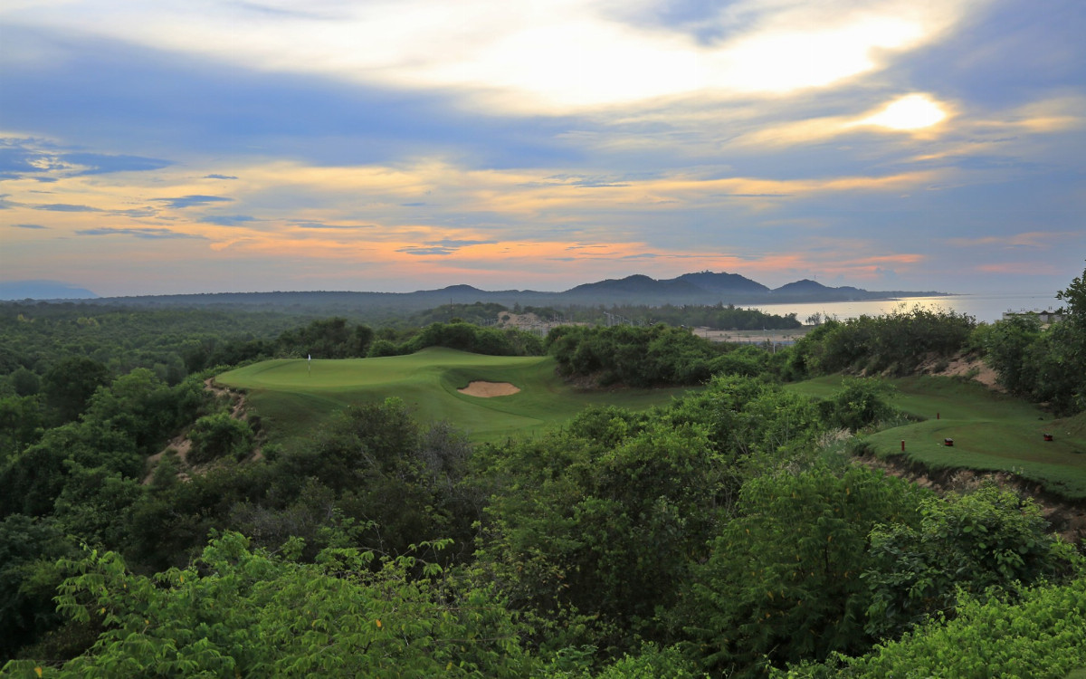 The Bluffs Grand Ho Tram | photo by Gary Lisbon