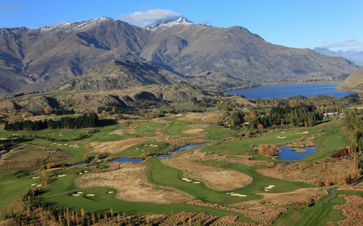 The Hills Golf Course by Gary Lisbon